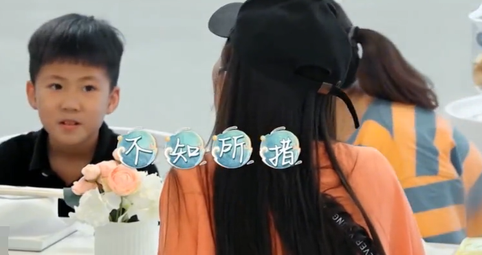 赵丽颖|赵丽颖给客人点菜自称“小姐姐”，不料被小朋友喊“阿姨”，颖宝反应引热议