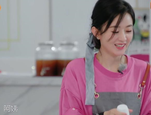 赵丽颖|赵丽颖给客人点菜自称“小姐姐”，不料被小朋友喊“阿姨”，颖宝反应引热议