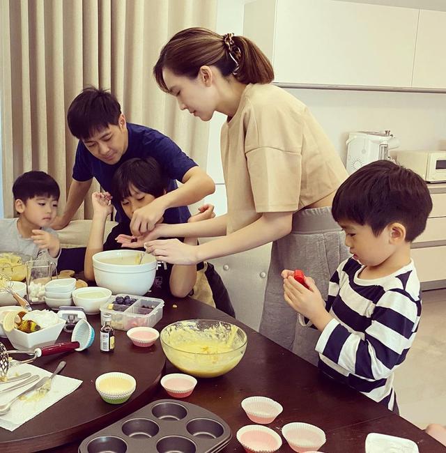 林志颖|林志颖晒4岁双胞胎儿子沙滩初体验，轻松抱起双子星爸爸力max