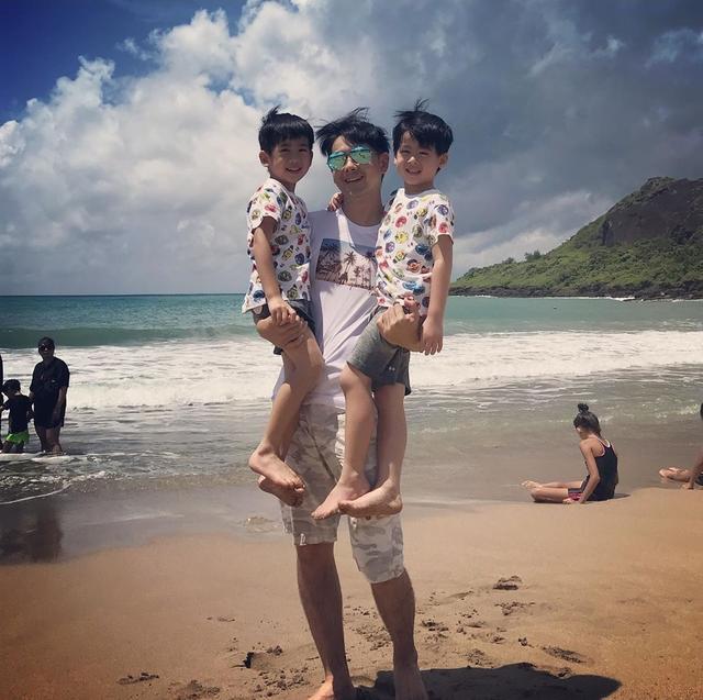 林志颖|林志颖晒4岁双胞胎儿子沙滩初体验，轻松抱起双子星爸爸力max