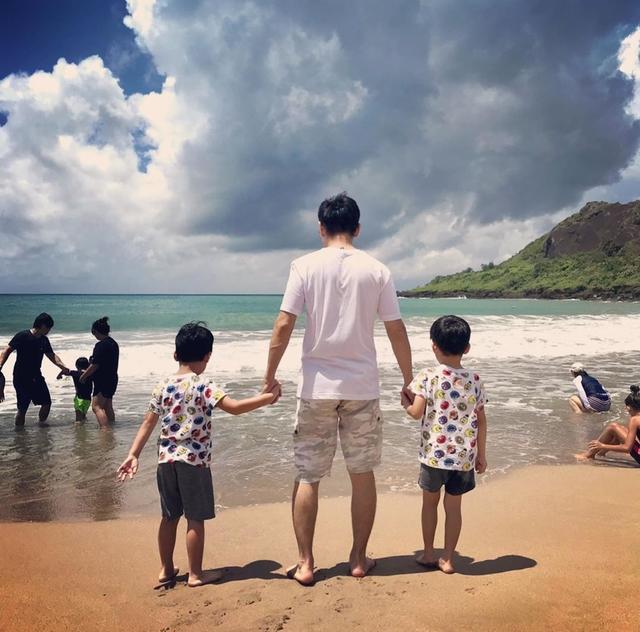 林志颖|林志颖晒4岁双胞胎儿子沙滩初体验，轻松抱起双子星爸爸力max