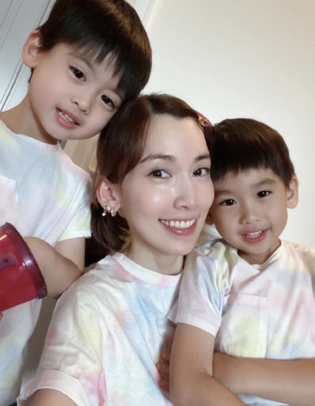 林志颖|林志颖晒4岁双胞胎儿子沙滩初体验，轻松抱起双子星爸爸力max