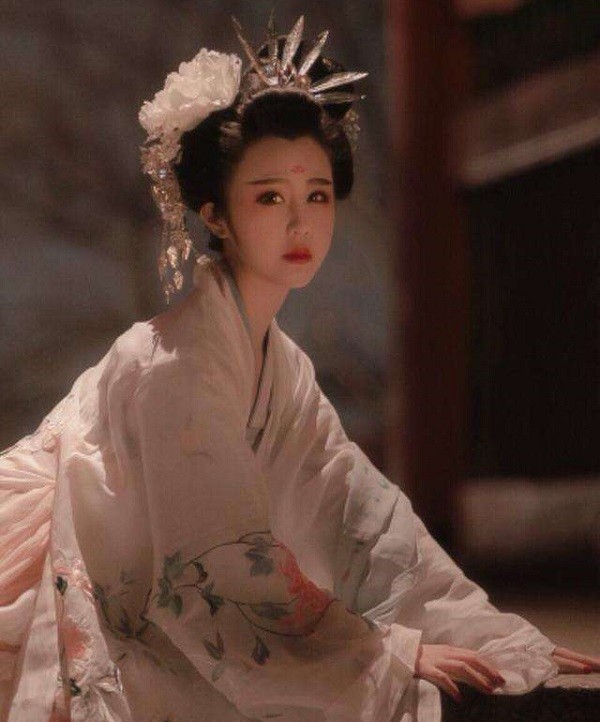 其中,何太后(东汉灵帝之妻,谥号为灵思皇后)临朝时的