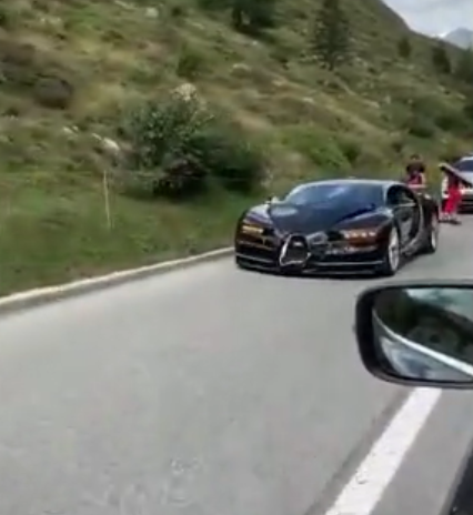 超级跑车|保时捷与布加迪瑞士上演速度与激情，同时超越房车时相撞损失惨重