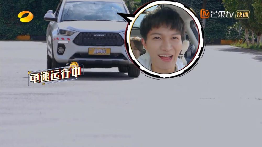 周深戚薇学车的状态太真实了他们的驾校教练也会训人吗