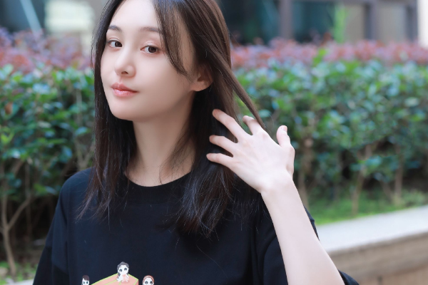 郑爽|郑爽发长文回应争议：早就放弃人设靠粉丝喜欢，网友却质疑蹭热度