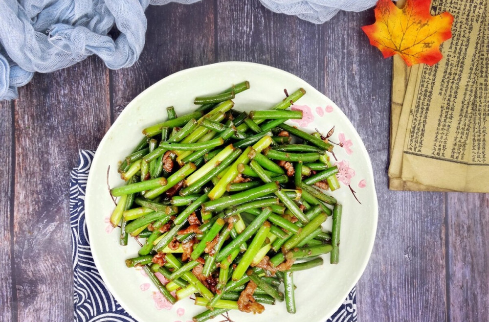 黑胡椒蒜苔炒肉丝,香气浓郁味道超赞,下酒又下饭的美味家常菜