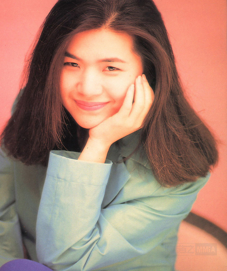 54岁的歌后现身好友生日派对,丝毫没受离婚风波影响,镜头前摆剪刀手!_