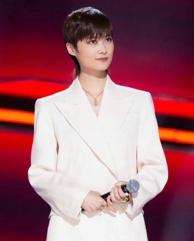 张靓颖|谁想红就可耻？张靓颖新歌被指内涵浪姐，可她也过感情挫折