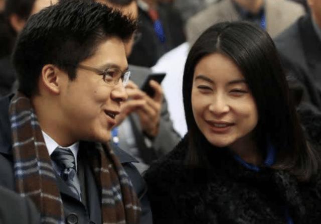 霍启刚|霍启刚6岁儿子长大了！与爸爸看画展眉眼清秀，自己带饭勤俭节约