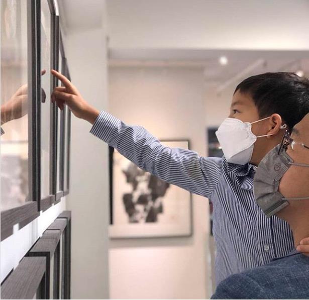 霍启刚|霍启刚6岁儿子长大了！与爸爸看画展眉眼清秀，自己带饭勤俭节约