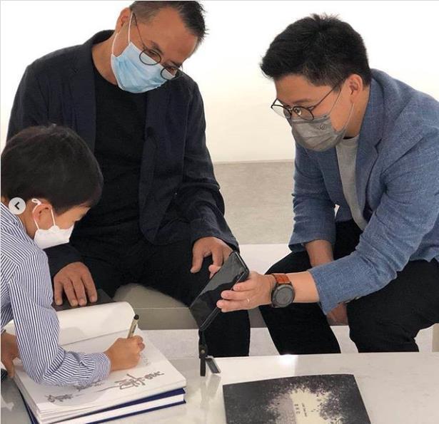 霍启刚|霍启刚6岁儿子长大了！与爸爸看画展眉眼清秀，自己带饭勤俭节约