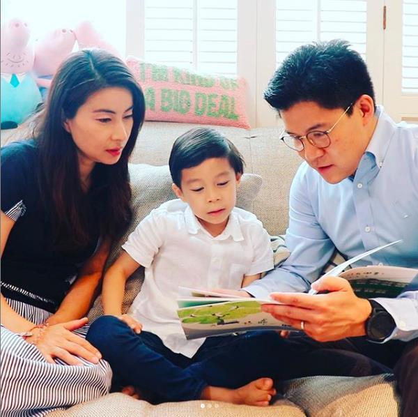 霍启刚|霍启刚6岁儿子长大了！与爸爸看画展眉眼清秀，自己带饭勤俭节约