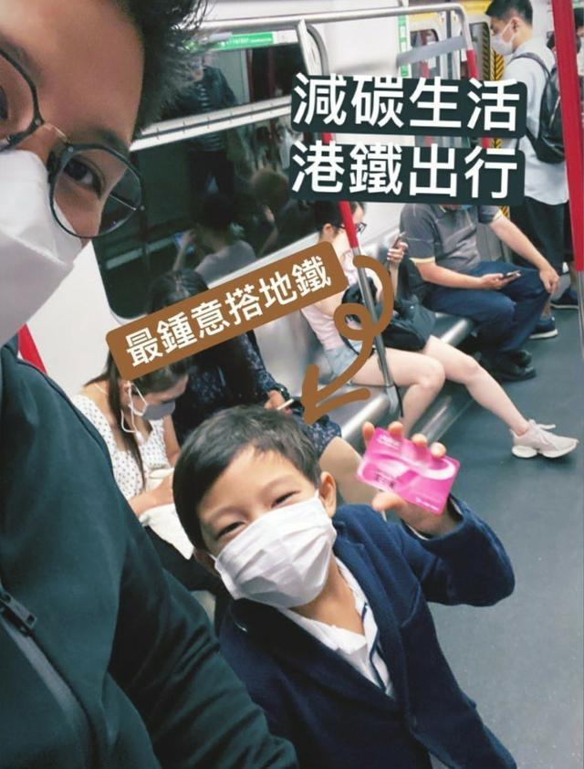 霍启刚|霍启刚6岁儿子长大了！与爸爸看画展眉眼清秀，自己带饭勤俭节约