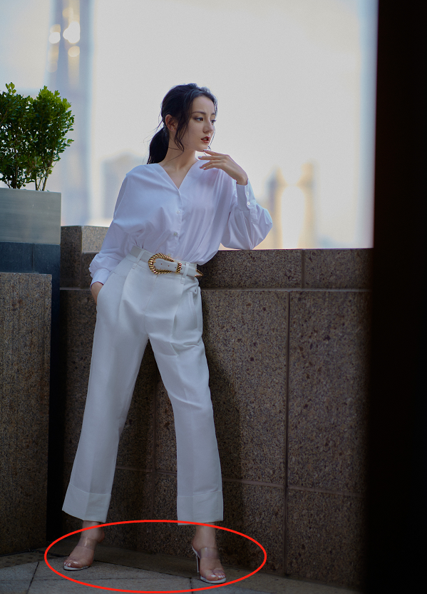 迪丽热巴穿白色套装御姐十足谁注意她的脚趾美甲了这风格爱了