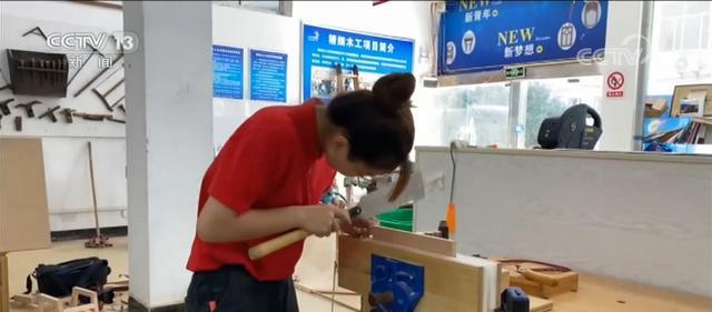 00后女孩爱上做木工 逐梦世界技能大赛 梦想成为顶尖木工 腾讯新闻
