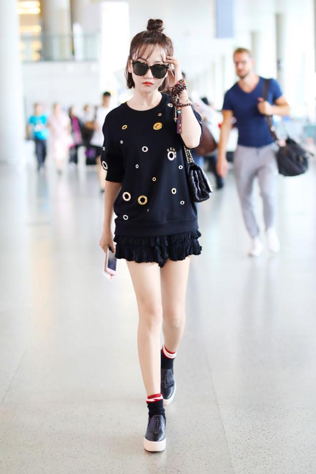 杨蓉的身材真不赖,穿皮马甲又瘦又高,帅气酷炫还有点甜_腾讯新闻