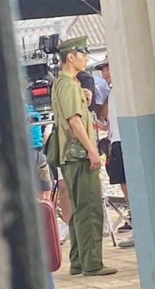 肖战|肖战新剧《王牌》路透军装帅气，曝更多幕后好期待，227粉吐槽用词激烈