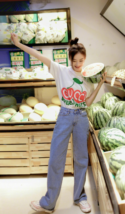 袁姗姗|袁姗姗超市与水果合照，自称一个人吃下半个榴莲，网友：晚饭还吃吗？