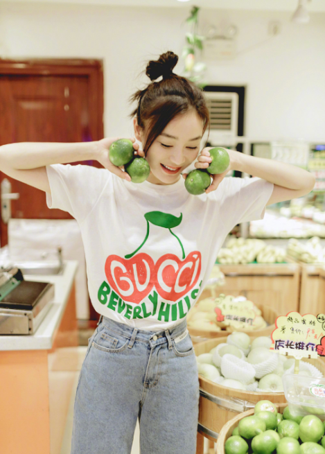 袁姗姗|袁姗姗超市与水果合照，自称一个人吃下半个榴莲，网友：晚饭还吃吗？