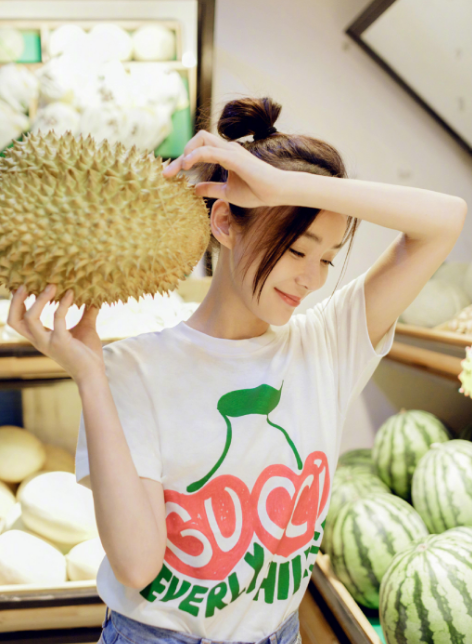 袁姗姗|袁姗姗超市与水果合照，自称一个人吃下半个榴莲，网友：晚饭还吃吗？