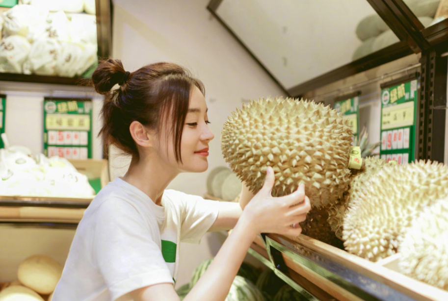 袁姗姗|袁姗姗超市与水果合照，自称一个人吃下半个榴莲，网友：晚饭还吃吗？