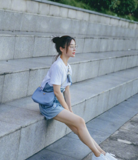 袁姗姗|袁姗姗超市与水果合照，自称一个人吃下半个榴莲，网友：晚饭还吃吗？