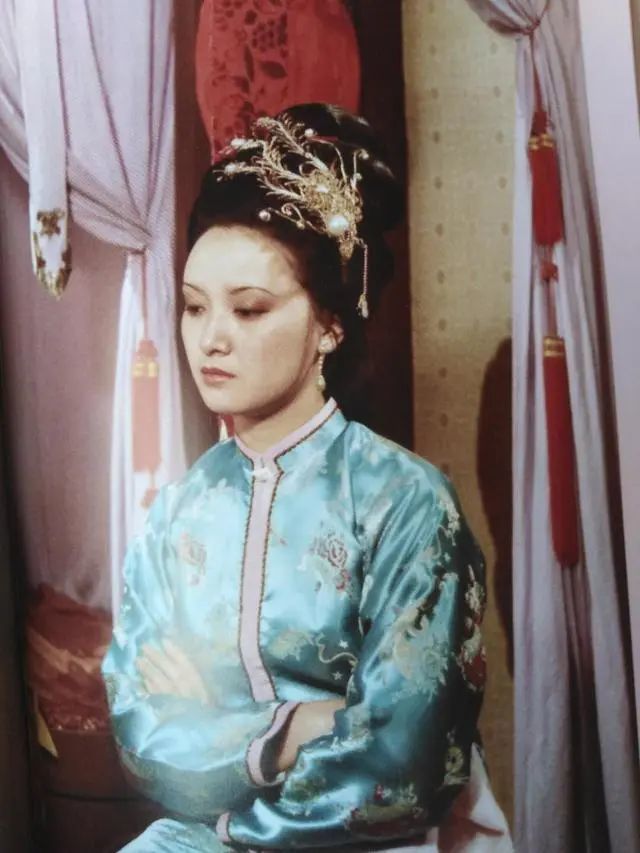 王熙凤|韩雪丽：凤姐对平儿主仆意识严格，防火防盗防亲近的人，王熙凤为哪般？