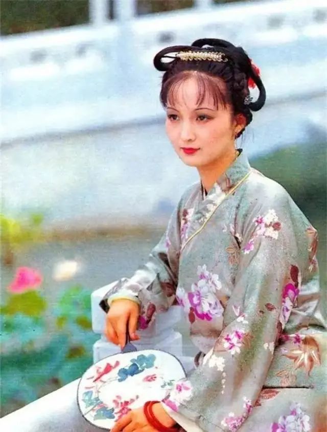 王熙凤|韩雪丽：凤姐对平儿主仆意识严格，防火防盗防亲近的人，王熙凤为哪般？