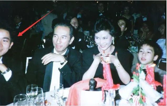 陈百强|27年前，已为人妻的何超琼执意为陈百强扶灵，回看两人感情全是泪