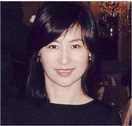 陈百强|27年前，已为人妻的何超琼执意为陈百强扶灵，回看两人感情全是泪