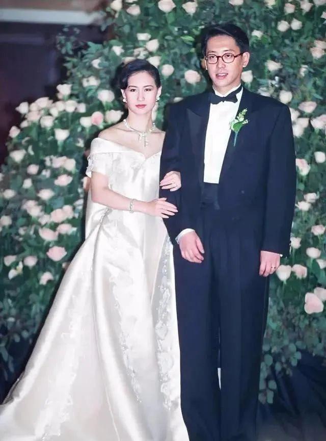 陈百强|27年前，已为人妻的何超琼执意为陈百强扶灵，回看两人感情全是泪