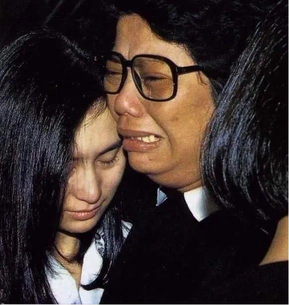 陈百强|27年前，已为人妻的何超琼执意为陈百强扶灵，回看两人感情全是泪