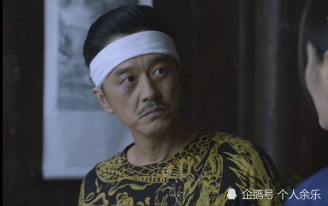 还好有一个隔壁老李头时常接济这对母女.