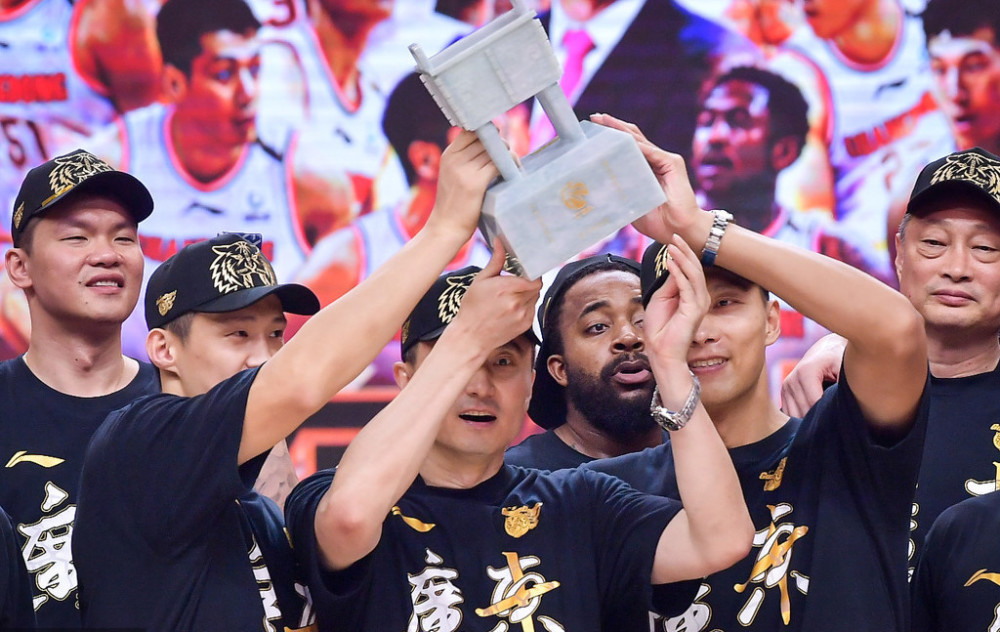 广东夺冠现场!杜锋笑容灿烂,朱芳雨遭亲吻,阿联的站姿令人心疼_腾讯新