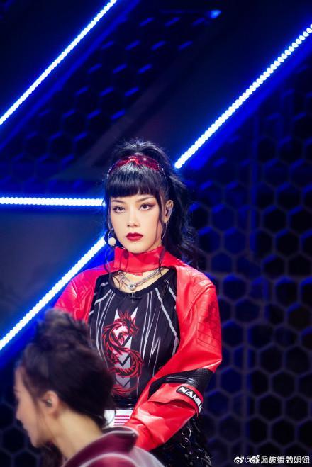 阿朵古风演绎蟑螂须刘海太飒爽,拨出两条触须,就是今年韩国女团最火