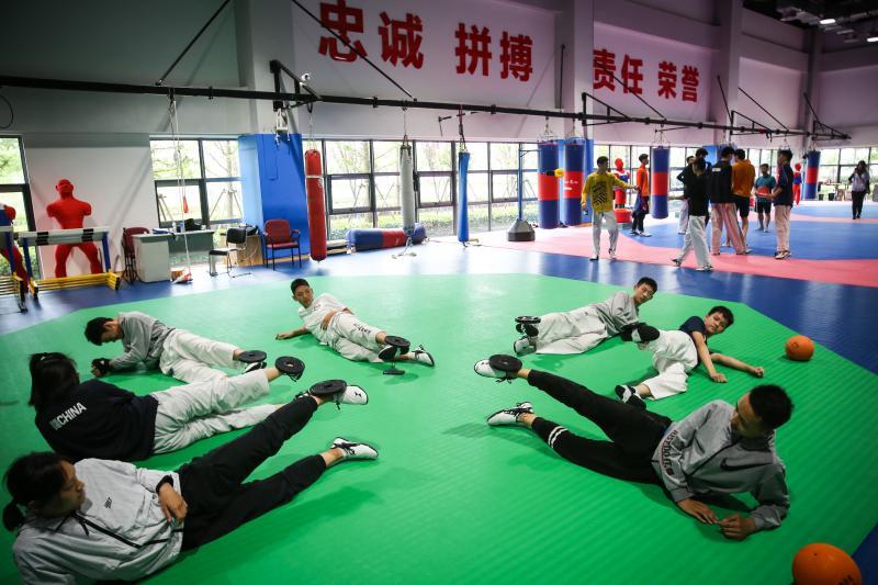 跆拳道运动员正在通过负重进行控腿练习.