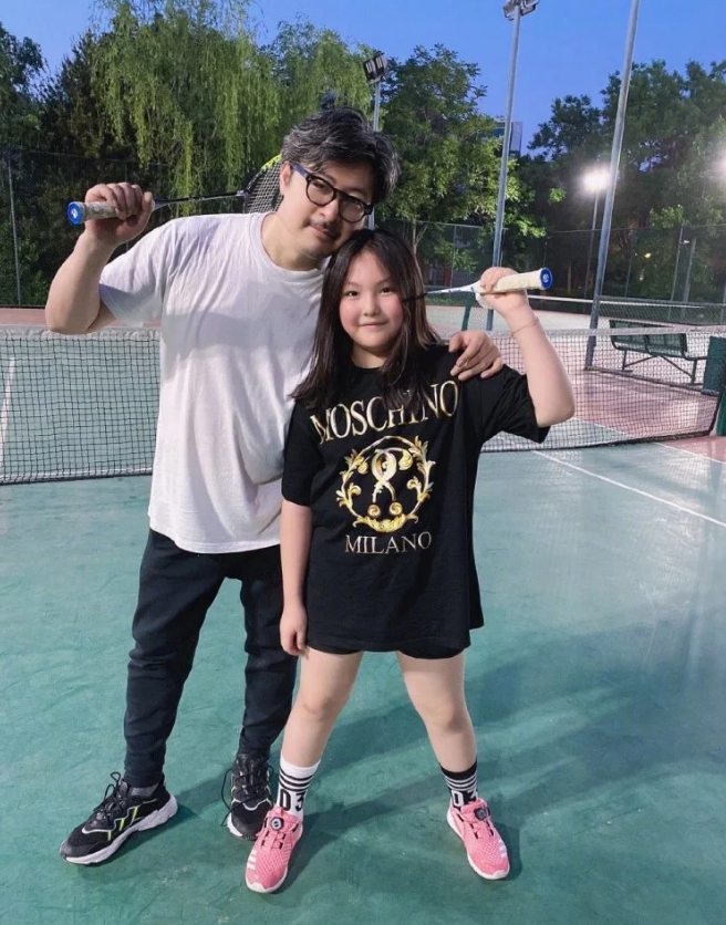 王岳伦|力挺妈妈！王诗龄首度点赞多条李湘微博，王岳伦道歉称自己伤害了家庭