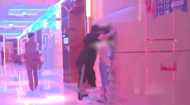 王岳伦|王岳伦深夜发文道歉，希望得到妻女原谅，网友却不太买账