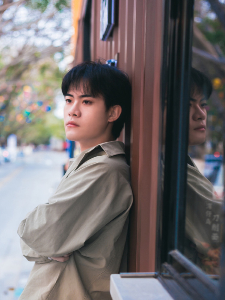 茂名街拍阳光帅哥