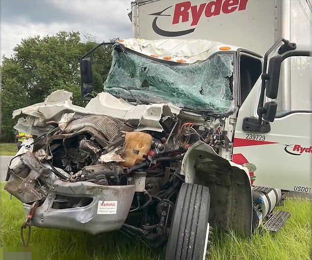 校车|大卡车把校车撞得惨不忍睹，受伤卡车司机在死前拼命救出所有孩子