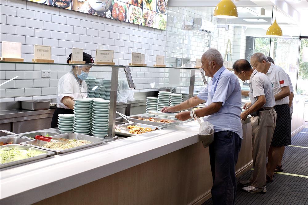 遏制餐桌浪费有哪些妙招这家社区食堂推出半份菜一份狮子头可以拆开卖