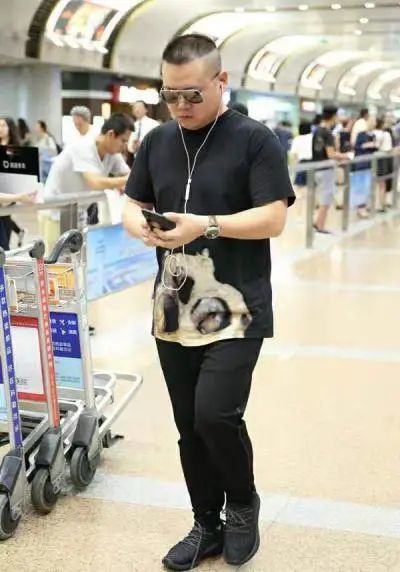 岳云鹏私服穿搭有品位,休闲夹克搭黑墨镜,与身旁老婆对比明显
