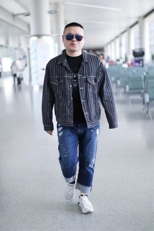 岳云鹏私服穿搭有品位,休闲夹克搭黑墨镜,与身旁老婆对比明显