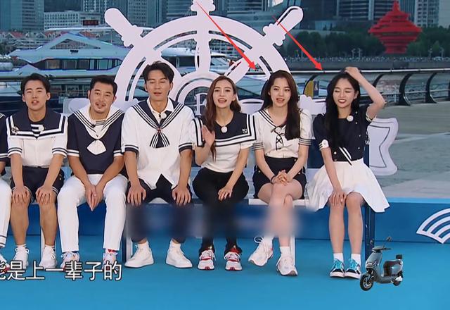 有种抢镜叫欧阳娜娜上综艺谁注意她的坐姿也不知道稍微矜持点