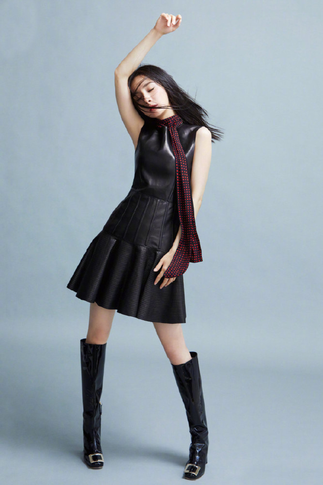 杨幂好有个性黑色轻纱手套镶蝴蝶结搭配橘红色长裙明艳抢镜