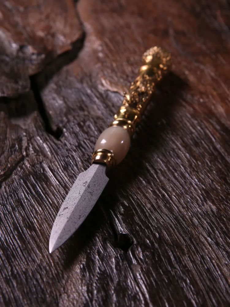 茶饼|来自外太空的神秘礼物——这些用陨铁制作的精品茶剑，美的深入人心