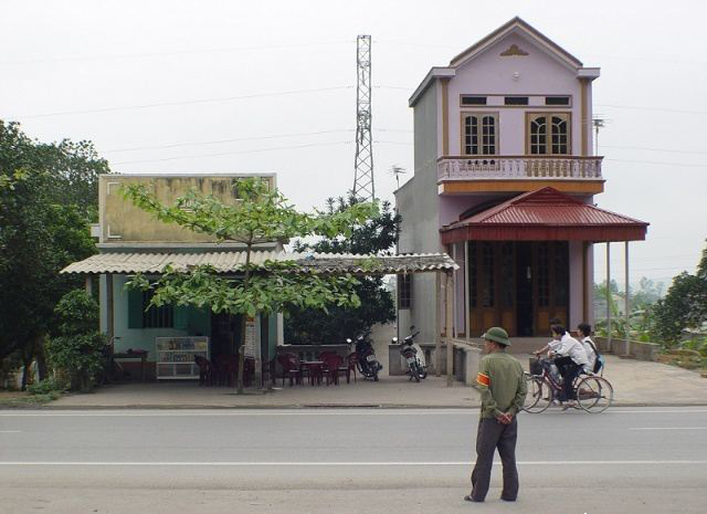 trau|年轻女子因丈夫入狱独自抚养孩子，结果深夜遭2名邻居侵犯