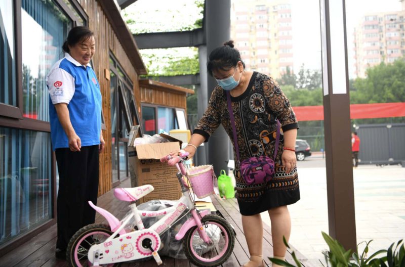 垃圾分类|东直门居民摆摊儿互换旧物，这个“跳蚤市场”真实用