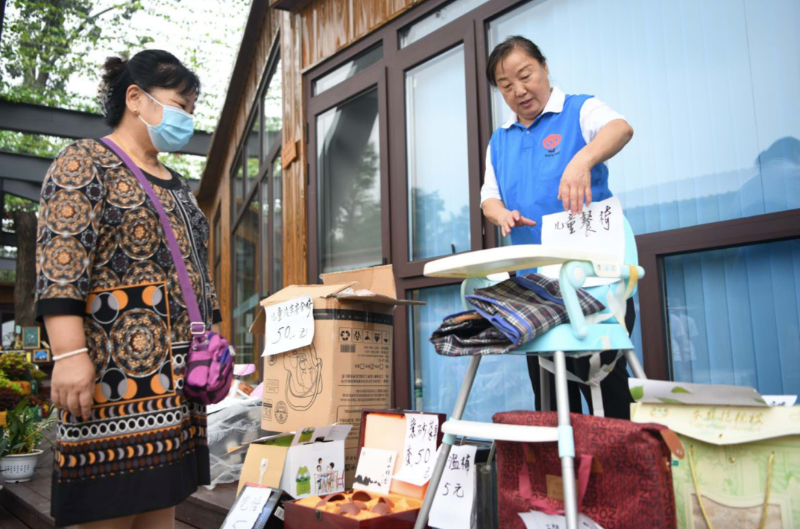 垃圾分类|东直门居民摆摊儿互换旧物，这个“跳蚤市场”真实用